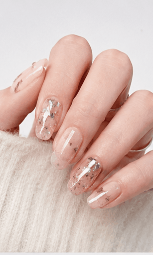 Móng medium là độ dài cân bằng, đủ diện tích cho nail art nhưng vẫn dễ dùng trong đời sống hằng ngày. Độ dài này thường vượt nhẹ qua đầu ngón, giúp bàn tay trông chỉn chu và thanh lịch hơn mà không quá khó sinh hoạt. Medium là một trong những lựa chọn linh hoạt nhất cho menu salon và hệ thống gợi ý vì hợp nhiều form, kỹ thuật và lối sống. Rất đẹp với oval, almond, squoval, square và coffin mềm. Độ dài này hỗ trợ French tip, gradient, chrome, cat-eye, hoa, theme theo mùa, glitter và điểm 3d vừa phải mà không bị quá mức.