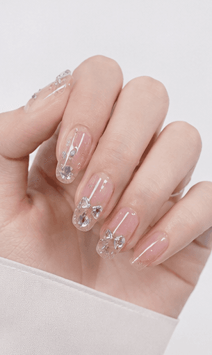 Móng medium là độ dài cân bằng, đủ diện tích cho nail art nhưng vẫn dễ dùng trong đời sống hằng ngày. Độ dài này thường vượt nhẹ qua đầu ngón, giúp bàn tay trông chỉn chu và thanh lịch hơn mà không quá khó sinh hoạt. Medium là một trong những lựa chọn linh hoạt nhất cho menu salon và hệ thống gợi ý vì hợp nhiều form, kỹ thuật và lối sống. Rất đẹp với oval, almond, squoval, square và coffin mềm. Độ dài này hỗ trợ French tip, gradient, chrome, cat-eye, hoa, theme theo mùa, glitter và điểm 3d vừa phải mà không bị quá mức.