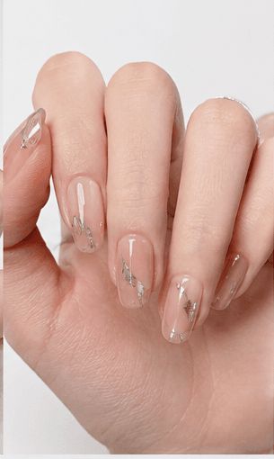 Móng medium là độ dài cân bằng, đủ diện tích cho nail art nhưng vẫn dễ dùng trong đời sống hằng ngày. Độ dài này thường vượt nhẹ qua đầu ngón, giúp bàn tay trông chỉn chu và thanh lịch hơn mà không quá khó sinh hoạt. Medium là một trong những lựa chọn linh hoạt nhất cho menu salon và hệ thống gợi ý vì hợp nhiều form, kỹ thuật và lối sống. Rất đẹp với oval, almond, squoval, square và coffin mềm. Độ dài này hỗ trợ French tip, gradient, chrome, cat-eye, hoa, theme theo mùa, glitter và điểm 3d vừa phải mà không bị quá mức.
