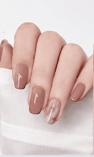 Móng medium là độ dài cân bằng, đủ diện tích cho nail art nhưng vẫn dễ dùng trong đời sống hằng ngày. Độ dài này thường vượt nhẹ qua đầu ngón, giúp bàn tay trông chỉn chu và thanh lịch hơn mà không quá khó sinh hoạt. Medium là một trong những lựa chọn linh hoạt nhất cho menu salon và hệ thống gợi ý vì hợp nhiều form, kỹ thuật và lối sống. Rất đẹp với oval, almond, squoval, square và coffin mềm. Độ dài này hỗ trợ French tip, gradient, chrome, cat-eye, hoa, theme theo mùa, glitter và điểm 3d vừa phải mà không bị quá mức.
