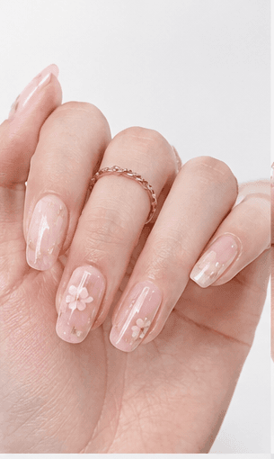 Móng medium là độ dài cân bằng, đủ diện tích cho nail art nhưng vẫn dễ dùng trong đời sống hằng ngày. Độ dài này thường vượt nhẹ qua đầu ngón, giúp bàn tay trông chỉn chu và thanh lịch hơn mà không quá khó sinh hoạt. Medium là một trong những lựa chọn linh hoạt nhất cho menu salon và hệ thống gợi ý vì hợp nhiều form, kỹ thuật và lối sống. Rất đẹp với oval, almond, squoval, square và coffin mềm. Độ dài này hỗ trợ French tip, gradient, chrome, cat-eye, hoa, theme theo mùa, glitter và điểm 3d vừa phải mà không bị quá mức.