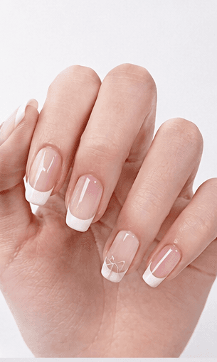 Móng medium là độ dài cân bằng, đủ diện tích cho nail art nhưng vẫn dễ dùng trong đời sống hằng ngày. Độ dài này thường vượt nhẹ qua đầu ngón, giúp bàn tay trông chỉn chu và thanh lịch hơn mà không quá khó sinh hoạt. Medium là một trong những lựa chọn linh hoạt nhất cho menu salon và hệ thống gợi ý vì hợp nhiều form, kỹ thuật và lối sống. Rất đẹp với oval, almond, squoval, square và coffin mềm. Độ dài này hỗ trợ French tip, gradient, chrome, cat-eye, hoa, theme theo mùa, glitter và điểm 3d vừa phải mà không bị quá mức.