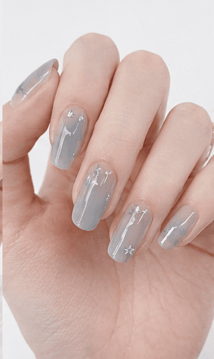 Móng medium là độ dài cân bằng, đủ diện tích cho nail art nhưng vẫn dễ dùng trong đời sống hằng ngày. Độ dài này thường vượt nhẹ qua đầu ngón, giúp bàn tay trông chỉn chu và thanh lịch hơn mà không quá khó sinh hoạt. Medium là một trong những lựa chọn linh hoạt nhất cho menu salon và hệ thống gợi ý vì hợp nhiều form, kỹ thuật và lối sống. Rất đẹp với oval, almond, squoval, square và coffin mềm. Độ dài này hỗ trợ French tip, gradient, chrome, cat-eye, hoa, theme theo mùa, glitter và điểm 3d vừa phải mà không bị quá mức.