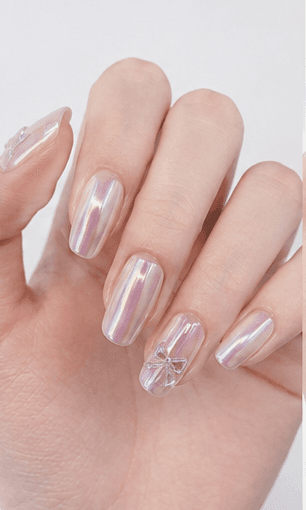 Móng medium là độ dài cân bằng, đủ diện tích cho nail art nhưng vẫn dễ dùng trong đời sống hằng ngày. Độ dài này thường vượt nhẹ qua đầu ngón, giúp bàn tay trông chỉn chu và thanh lịch hơn mà không quá khó sinh hoạt. Medium là một trong những lựa chọn linh hoạt nhất cho menu salon và hệ thống gợi ý vì hợp nhiều form, kỹ thuật và lối sống. Rất đẹp với oval, almond, squoval, square và coffin mềm. Độ dài này hỗ trợ French tip, gradient, chrome, cat-eye, hoa, theme theo mùa, glitter và điểm 3d vừa phải mà không bị quá mức.