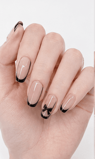 Móng medium là độ dài cân bằng, đủ diện tích cho nail art nhưng vẫn dễ dùng trong đời sống hằng ngày. Độ dài này thường vượt nhẹ qua đầu ngón, giúp bàn tay trông chỉn chu và thanh lịch hơn mà không quá khó sinh hoạt. Medium là một trong những lựa chọn linh hoạt nhất cho menu salon và hệ thống gợi ý vì hợp nhiều form, kỹ thuật và lối sống. Rất đẹp với oval, almond, squoval, square và coffin mềm. Độ dài này hỗ trợ French tip, gradient, chrome, cat-eye, hoa, theme theo mùa, glitter và điểm 3d vừa phải mà không bị quá mức.