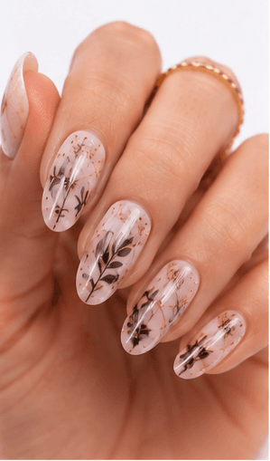 Nail stamping dùng plate khắc họa tiết, sơn chuyên dụng và stamper silicon để chuyển hình lên móng. Kỹ thuật này rất phù hợp với ren, hoa, đường hình học, animal print, chữ, họa tiết theo mùa và các pattern lặp lại vốn mất nhiều thời gian nếu vẽ tay. Stamping được yêu thích trong salon vì cho chi tiết sắc, kết quả đồng đều và nhiều lựa chọn thiết kế trong thời gian ngắn. Trên nền nude, stamping trông tinh tế; trên nền tối, nó nổi bật; khi layer nhiều màu, hiệu ứng trở nên vui mắt và thời trang. Với website hoặc app nail, stamping dễ phân loại theo motif, mùa, mood và độ phức tạp.