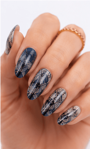 Nail stamping dùng plate khắc họa tiết, sơn chuyên dụng và stamper silicon để chuyển hình lên móng. Kỹ thuật này rất phù hợp với ren, hoa, đường hình học, animal print, chữ, họa tiết theo mùa và các pattern lặp lại vốn mất nhiều thời gian nếu vẽ tay. Stamping được yêu thích trong salon vì cho chi tiết sắc, kết quả đồng đều và nhiều lựa chọn thiết kế trong thời gian ngắn. Trên nền nude, stamping trông tinh tế; trên nền tối, nó nổi bật; khi layer nhiều màu, hiệu ứng trở nên vui mắt và thời trang. Với website hoặc app nail, stamping dễ phân loại theo motif, mùa, mood và độ phức tạp.