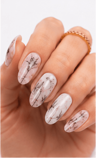 Nail stamping dùng plate khắc họa tiết, sơn chuyên dụng và stamper silicon để chuyển hình lên móng. Kỹ thuật này rất phù hợp với ren, hoa, đường hình học, animal print, chữ, họa tiết theo mùa và các pattern lặp lại vốn mất nhiều thời gian nếu vẽ tay. Stamping được yêu thích trong salon vì cho chi tiết sắc, kết quả đồng đều và nhiều lựa chọn thiết kế trong thời gian ngắn. Trên nền nude, stamping trông tinh tế; trên nền tối, nó nổi bật; khi layer nhiều màu, hiệu ứng trở nên vui mắt và thời trang. Với website hoặc app nail, stamping dễ phân loại theo motif, mùa, mood và độ phức tạp.