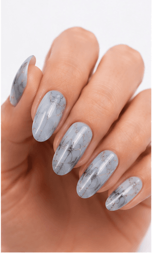 Nail stamping dùng plate khắc họa tiết, sơn chuyên dụng và stamper silicon để chuyển hình lên móng. Kỹ thuật này rất phù hợp với ren, hoa, đường hình học, animal print, chữ, họa tiết theo mùa và các pattern lặp lại vốn mất nhiều thời gian nếu vẽ tay. Stamping được yêu thích trong salon vì cho chi tiết sắc, kết quả đồng đều và nhiều lựa chọn thiết kế trong thời gian ngắn. Trên nền nude, stamping trông tinh tế; trên nền tối, nó nổi bật; khi layer nhiều màu, hiệu ứng trở nên vui mắt và thời trang. Với website hoặc app nail, stamping dễ phân loại theo motif, mùa, mood và độ phức tạp.
