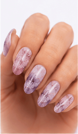 Nail stamping dùng plate khắc họa tiết, sơn chuyên dụng và stamper silicon để chuyển hình lên móng. Kỹ thuật này rất phù hợp với ren, hoa, đường hình học, animal print, chữ, họa tiết theo mùa và các pattern lặp lại vốn mất nhiều thời gian nếu vẽ tay. Stamping được yêu thích trong salon vì cho chi tiết sắc, kết quả đồng đều và nhiều lựa chọn thiết kế trong thời gian ngắn. Trên nền nude, stamping trông tinh tế; trên nền tối, nó nổi bật; khi layer nhiều màu, hiệu ứng trở nên vui mắt và thời trang. Với website hoặc app nail, stamping dễ phân loại theo motif, mùa, mood và độ phức tạp.
