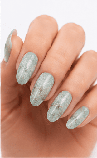 Nail stamping dùng plate khắc họa tiết, sơn chuyên dụng và stamper silicon để chuyển hình lên móng. Kỹ thuật này rất phù hợp với ren, hoa, đường hình học, animal print, chữ, họa tiết theo mùa và các pattern lặp lại vốn mất nhiều thời gian nếu vẽ tay. Stamping được yêu thích trong salon vì cho chi tiết sắc, kết quả đồng đều và nhiều lựa chọn thiết kế trong thời gian ngắn. Trên nền nude, stamping trông tinh tế; trên nền tối, nó nổi bật; khi layer nhiều màu, hiệu ứng trở nên vui mắt và thời trang. Với website hoặc app nail, stamping dễ phân loại theo motif, mùa, mood và độ phức tạp.
