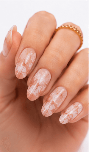 Nail stamping dùng plate khắc họa tiết, sơn chuyên dụng và stamper silicon để chuyển hình lên móng. Kỹ thuật này rất phù hợp với ren, hoa, đường hình học, animal print, chữ, họa tiết theo mùa và các pattern lặp lại vốn mất nhiều thời gian nếu vẽ tay. Stamping được yêu thích trong salon vì cho chi tiết sắc, kết quả đồng đều và nhiều lựa chọn thiết kế trong thời gian ngắn. Trên nền nude, stamping trông tinh tế; trên nền tối, nó nổi bật; khi layer nhiều màu, hiệu ứng trở nên vui mắt và thời trang. Với website hoặc app nail, stamping dễ phân loại theo motif, mùa, mood và độ phức tạp.