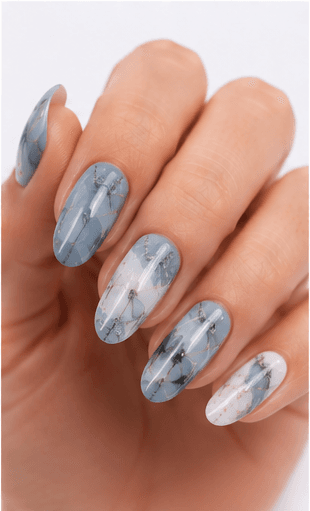 Nail stamping dùng plate khắc họa tiết, sơn chuyên dụng và stamper silicon để chuyển hình lên móng. Kỹ thuật này rất phù hợp với ren, hoa, đường hình học, animal print, chữ, họa tiết theo mùa và các pattern lặp lại vốn mất nhiều thời gian nếu vẽ tay. Stamping được yêu thích trong salon vì cho chi tiết sắc, kết quả đồng đều và nhiều lựa chọn thiết kế trong thời gian ngắn. Trên nền nude, stamping trông tinh tế; trên nền tối, nó nổi bật; khi layer nhiều màu, hiệu ứng trở nên vui mắt và thời trang. Với website hoặc app nail, stamping dễ phân loại theo motif, mùa, mood và độ phức tạp.