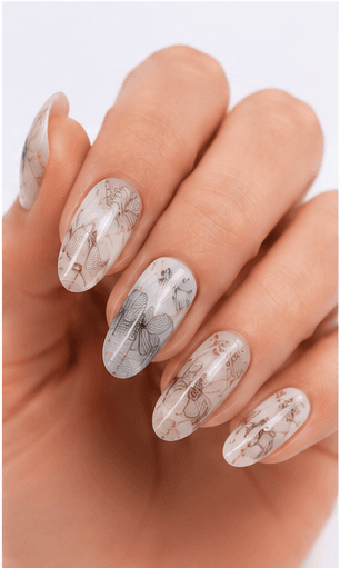 Nail stamping dùng plate khắc họa tiết, sơn chuyên dụng và stamper silicon để chuyển hình lên móng. Kỹ thuật này rất phù hợp với ren, hoa, đường hình học, animal print, chữ, họa tiết theo mùa và các pattern lặp lại vốn mất nhiều thời gian nếu vẽ tay. Stamping được yêu thích trong salon vì cho chi tiết sắc, kết quả đồng đều và nhiều lựa chọn thiết kế trong thời gian ngắn. Trên nền nude, stamping trông tinh tế; trên nền tối, nó nổi bật; khi layer nhiều màu, hiệu ứng trở nên vui mắt và thời trang. Với website hoặc app nail, stamping dễ phân loại theo motif, mùa, mood và độ phức tạp.