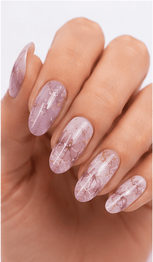 Nail stamping dùng plate khắc họa tiết, sơn chuyên dụng và stamper silicon để chuyển hình lên móng. Kỹ thuật này rất phù hợp với ren, hoa, đường hình học, animal print, chữ, họa tiết theo mùa và các pattern lặp lại vốn mất nhiều thời gian nếu vẽ tay. Stamping được yêu thích trong salon vì cho chi tiết sắc, kết quả đồng đều và nhiều lựa chọn thiết kế trong thời gian ngắn. Trên nền nude, stamping trông tinh tế; trên nền tối, nó nổi bật; khi layer nhiều màu, hiệu ứng trở nên vui mắt và thời trang. Với website hoặc app nail, stamping dễ phân loại theo motif, mùa, mood và độ phức tạp.
