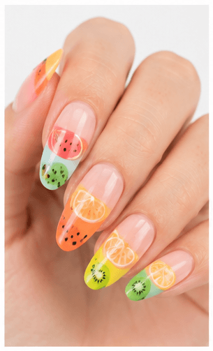 夏季美甲是明亮、清新且充满活力的设计主题，灵感来自阳光、海滩、热带水果、清澈水面、花朵、度假、音乐节和玩趣色彩。它可以用果冻色呈现多汁感，用贝壳和玻璃效果表现海边风，用霓虹色打造大胆感，或用透裸色与金色点缀变得优雅。夏季美甲非常适合度假造型、泳池派对、海边照片、旅行内容和季节沙龙菜单。对于应用和网站来说，它也容易按颜色、目的地、活动和氛围分类。从极简珊瑚法式到完整热带彩绘，夏季主题非常百搭且上镜。